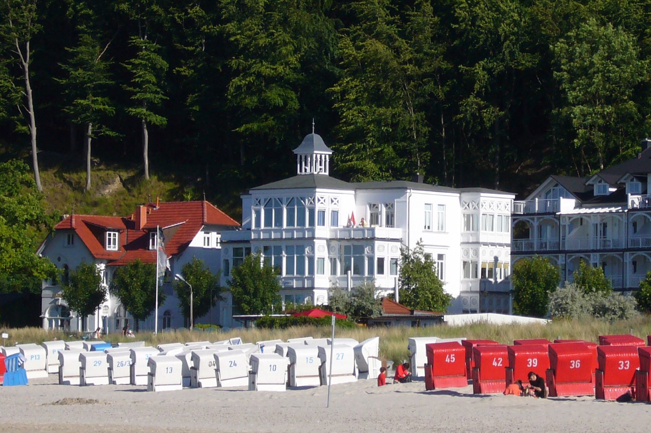 Strand Villa Agnes Ostseebad Binz Insel Rügen Hausansicht am Strand