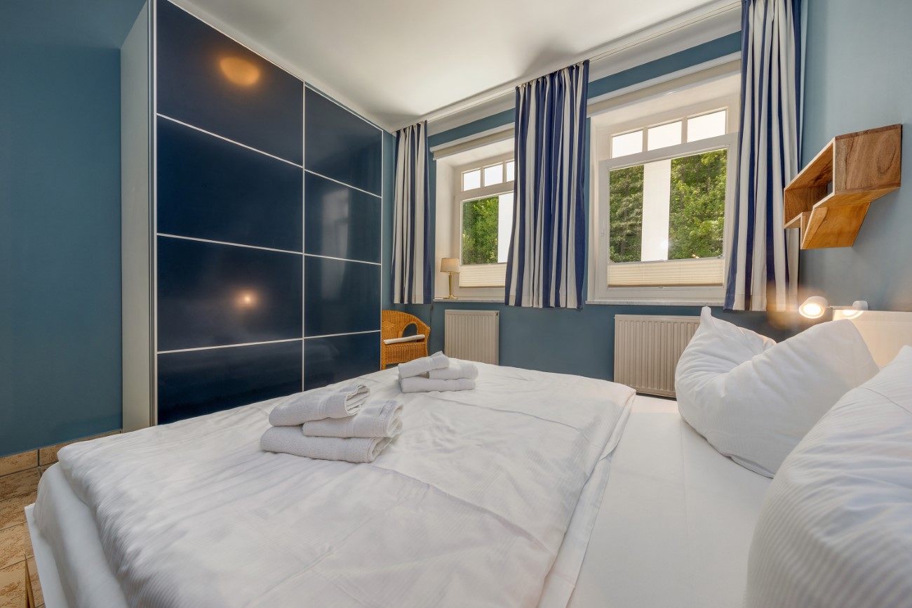 Aparthotel Ostsee Fereinwohnung Strandgeflüster Ostseebad Binz Insel Rügen Schlafzimmer mit Kleiderschrank