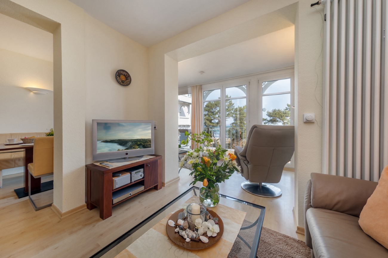 Apartmenthaus Freia Unterkunft Traumzeit Seebad Binz Insel Rügen Wohnzimmer mit TV in 1. Reihe