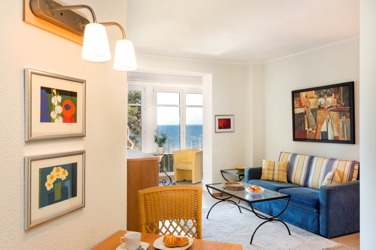 Haus Freia Apartment Wellenspiel Seebad Binz Ostseeinsel Rügen Wohnzimmer mit Schlafcouch am Strand