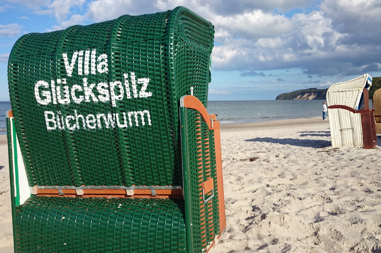 Strandvilla Glückspilz Ferienwohnung Bücherwurm Seebad Binz Ostseeinsel Rügen Strandkorb am Strand