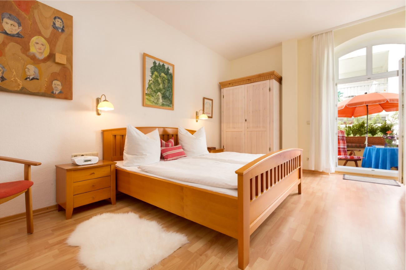 Villa Glückspilz Urlaubsquartier Bücherwurm Seebad Binz Insel Rügen Schlafzimmer mit Doppelbett idyllisch