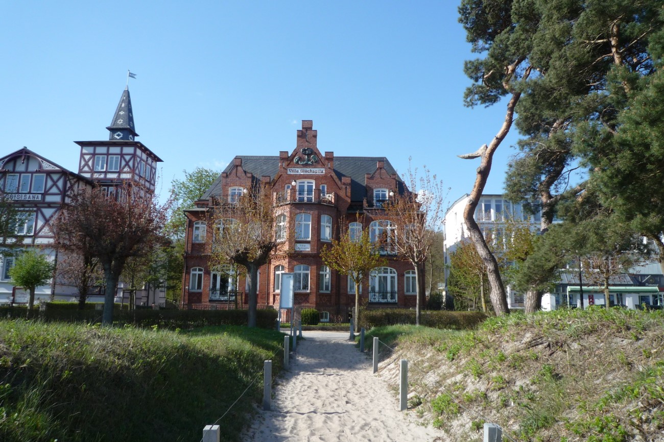 Strandvilla Glückspilz Ferienwohnungen Ostseebad Binz Insel Rügen am Strand 1. Reihe Hausansicht