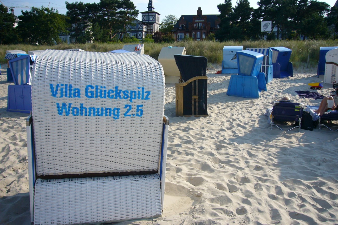 Strandvilla Glückspilz Ferienwohnung Strandrose Ostseebad Binz Insel Rügen Strandkorb am Strand