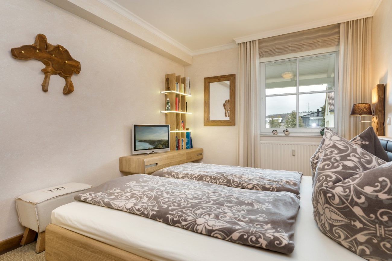 Apartmenthaus Granitz Fewo Luxuskoje 20 Seebad Binz Insel Rügen Schlafzimmer mit TV