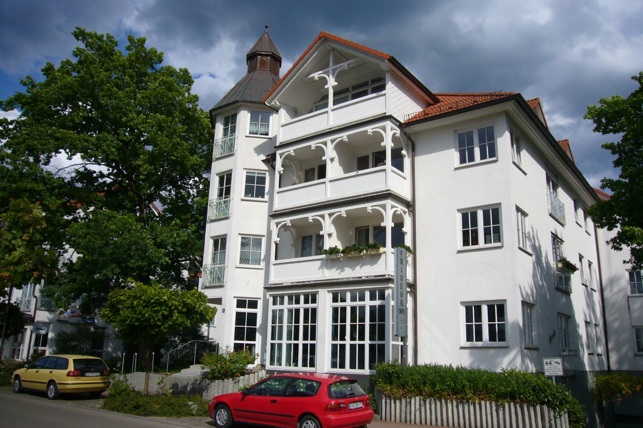 Haus Granitz Wohnpark Ferienwohnungen Seebad Binz Insel Rügen Hausansicht Park
