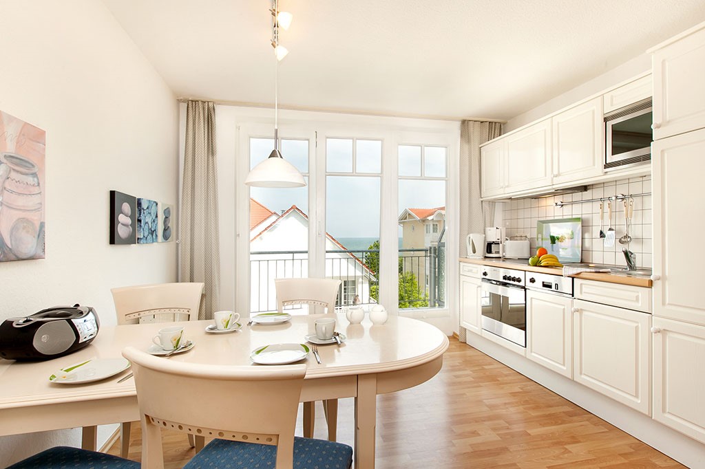 Apartementhaus Jahreszeiten Unterkunft Muschelwohnung Seebad Binz Insel Rügen Küche mit Balkon