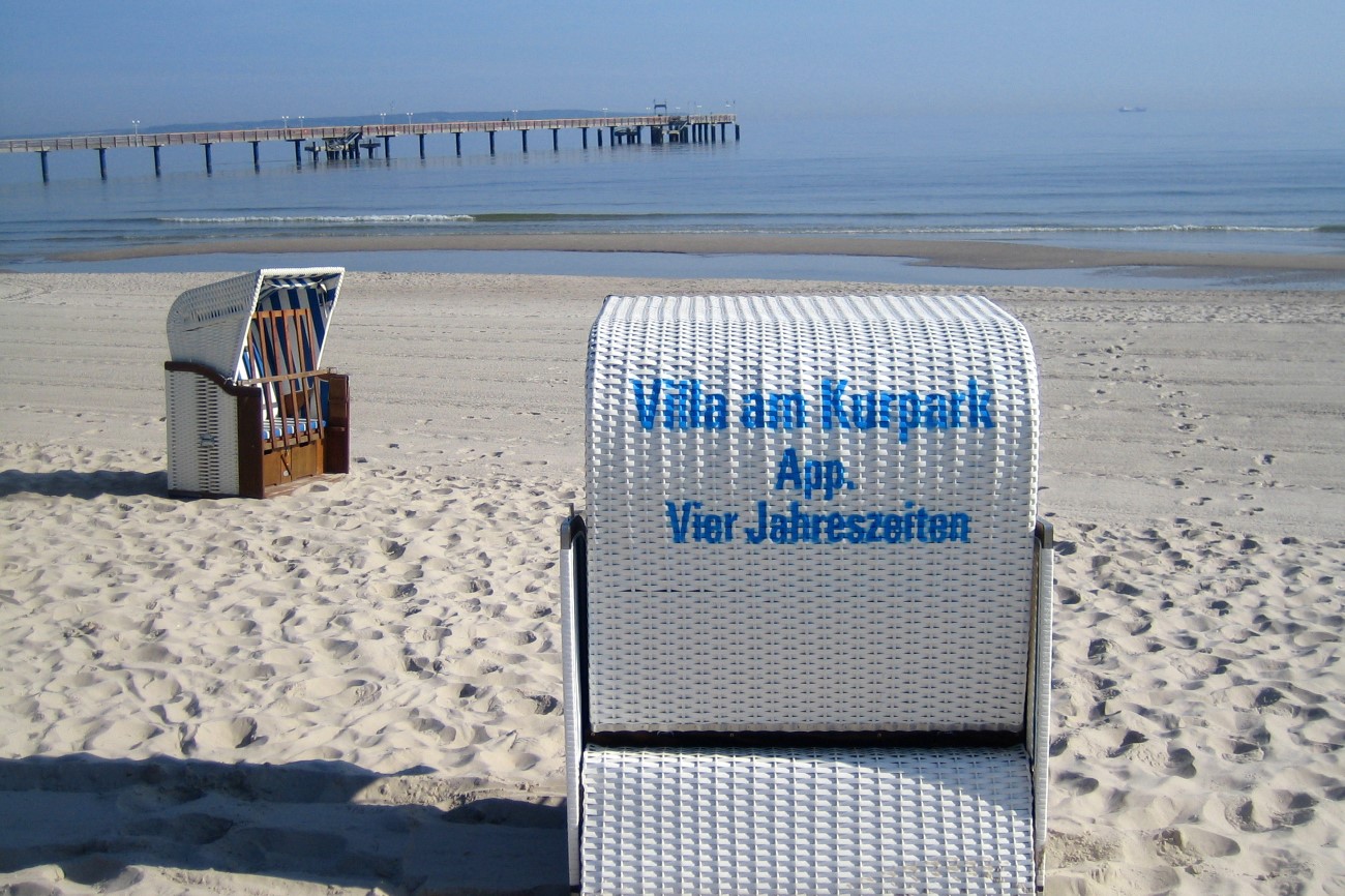 Villa am Kurpark Fewo Vier Jahreszeiten Seebad Binz Insel Rügen Strandkorb am Strand