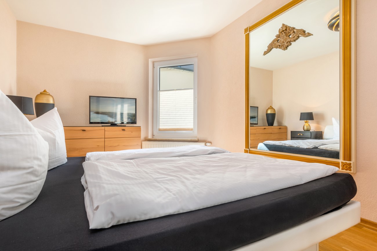 Haus Laura Luxus Appartment Laura Seebad Binz Insel Rügen Schlafzimmer mit Wasserbett