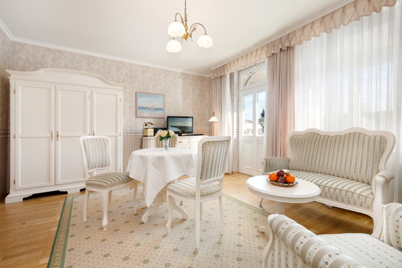 Villa Monbijou Appartment Sissy Seebad Binz Insel Rügen Wohnzimmer mit Balkon