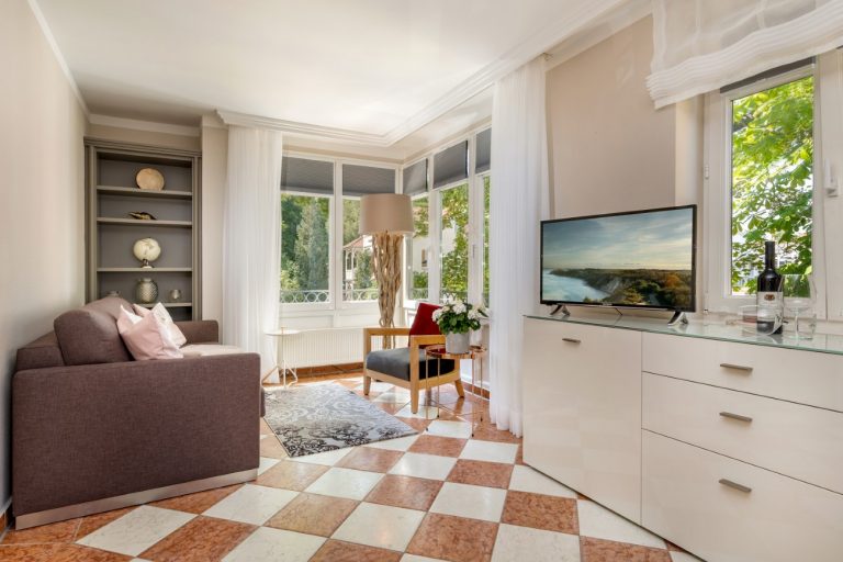 Strandvilla Quisisana Ferienwohnung 10 Seebad Binz Insel Rügen Wohnzimmer mit TV in 1. Reihe