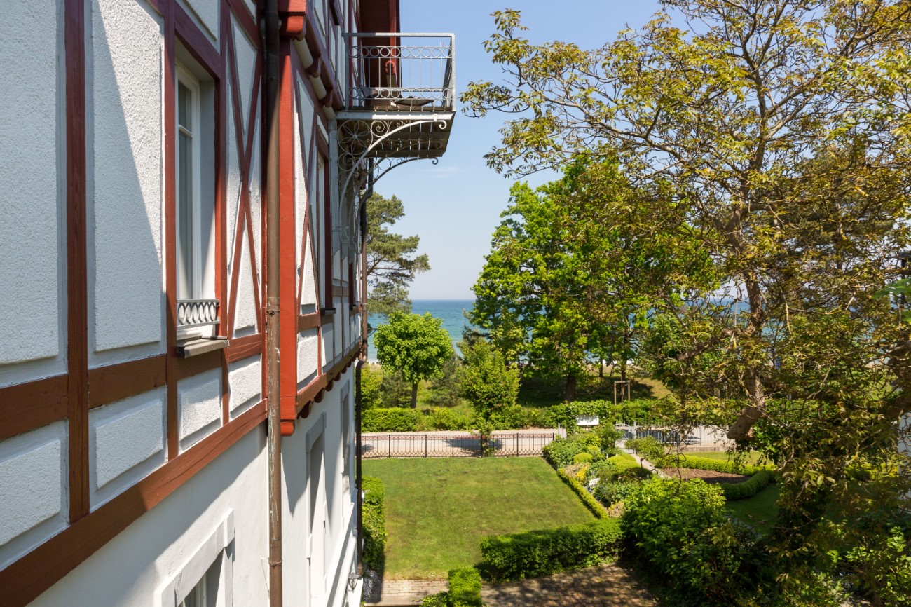 Villa Quisisana Appartement 11 Ostseebad Binz Insel Rügen Wohnzimmer seitlicher Meerblick