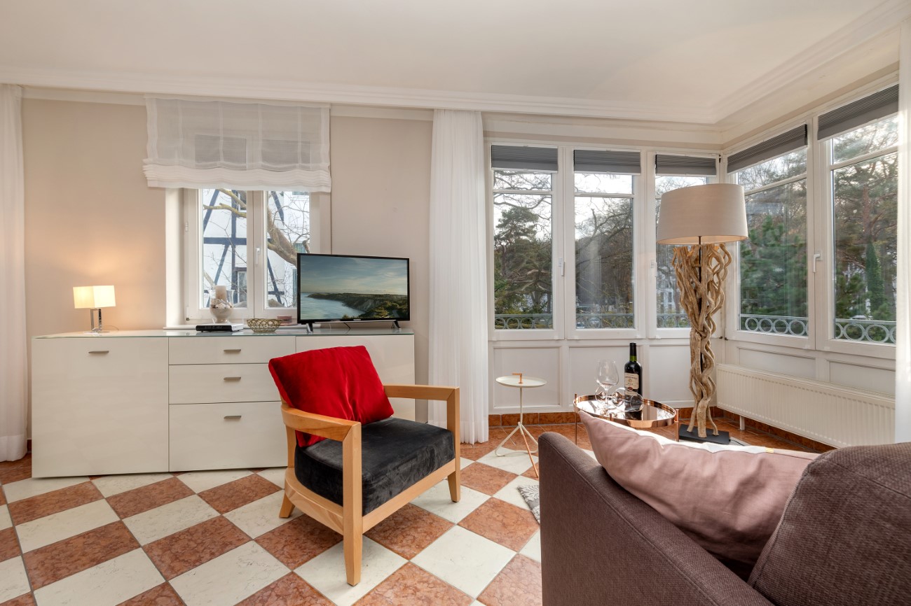 Strandvilla Quisisana Ferienwohnung 11 Seebad Binz Insel Rügen Wohnzimmer mit TV in 1. Reihe