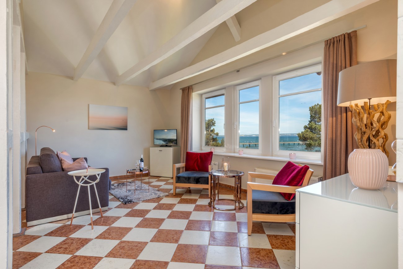 Strandvilla Quisisana Ferienwohnung Penthouse Seebad Binz Insel Rügen Wohnzimmer mit TV in 1. Reihe