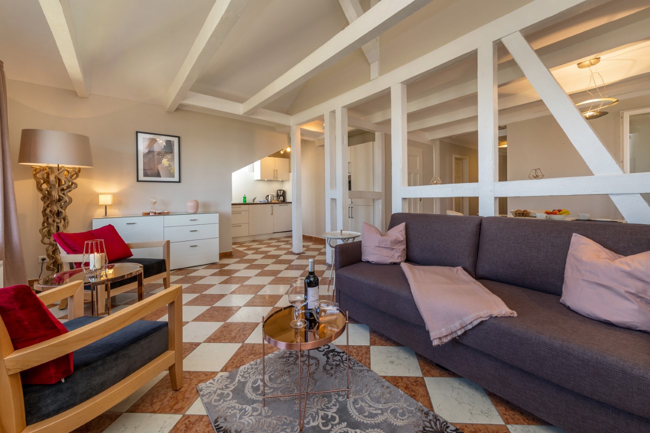 Villa Quisisana Unterkunft Penthouse Ostseebad Binz Insel Rügen Wohnzimmer mit Schlafsofa