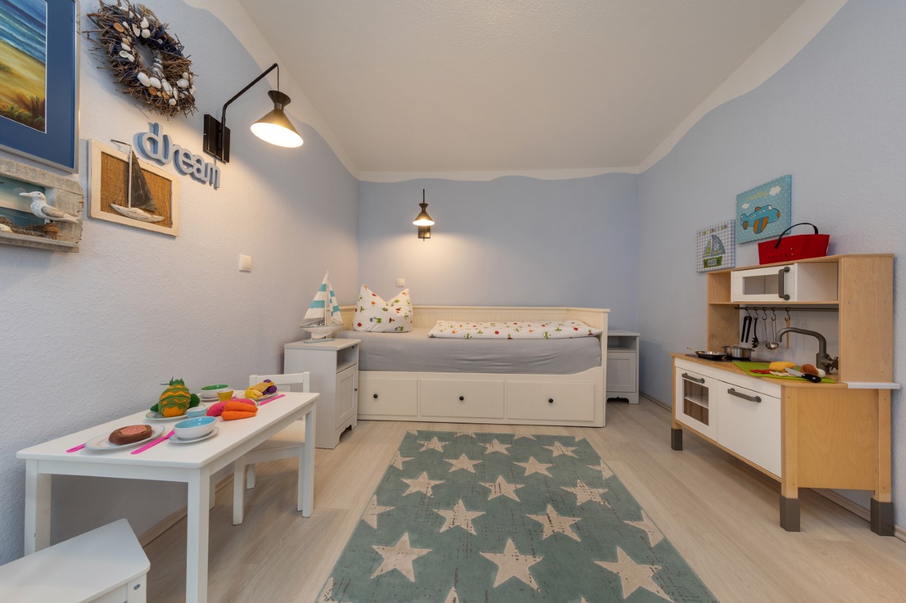 Ferienhaus Seerosen Seebad Binz Insel Rügen Kinderzimmer mit Spielküche und Garten