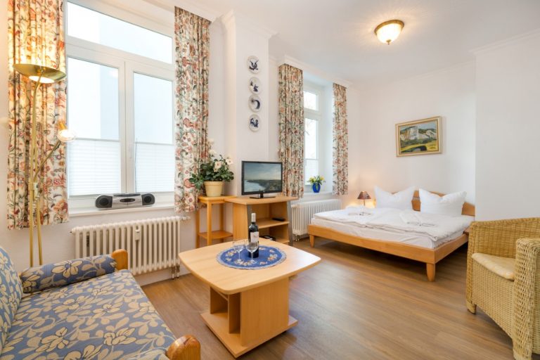 Villa Stranddistel Ferienwohnung Marie Luise Ostseebad Binz Insel Rügen Wohnbereich mit Doppelbett