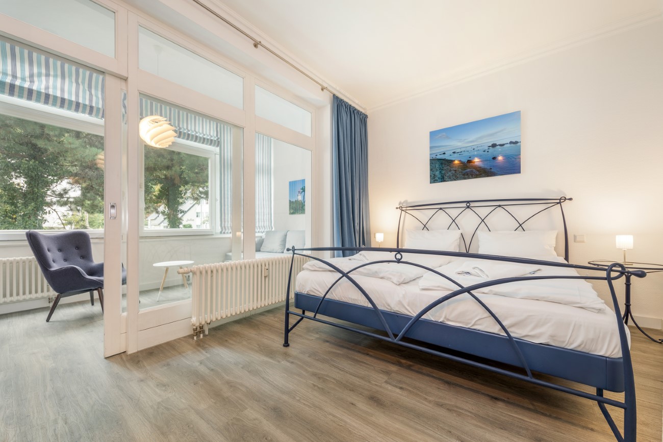 Strandvilla Stranddistel Apartment Ostseeblick Ostseebad Binz Insel Rügen Schlafzimmer mit Doppelbett ruhige Lage