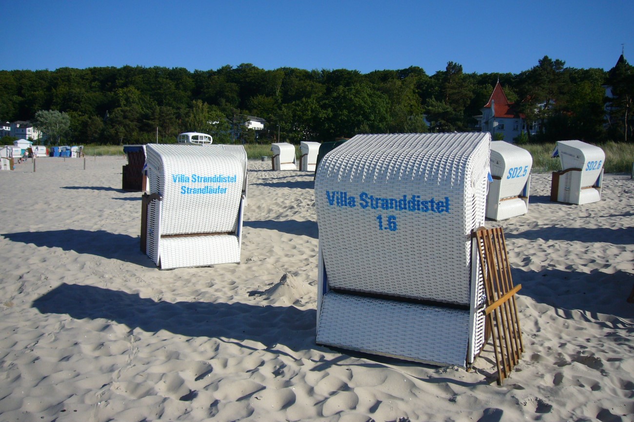 Strandvilla Stranddistel Unterkunft Ostseeblick Ostseebad Binz Insel Rügen Strandkorb am Strand