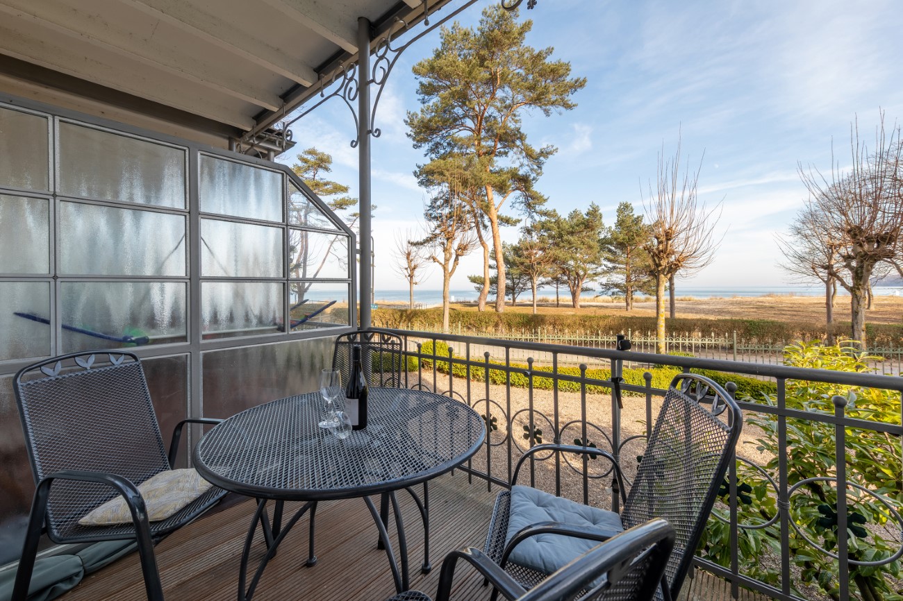 Apartmenthaus Stranddistel Wohnung Ostseeblick Seebad Binz Insel Rügen Balkon mit Ausblick auf die Ostsee