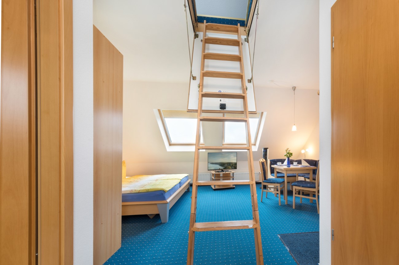Ferienwohnung Vogelnest Seebad Binz Insel Rügen mit Treppe zum zweiten Schlafzimmer