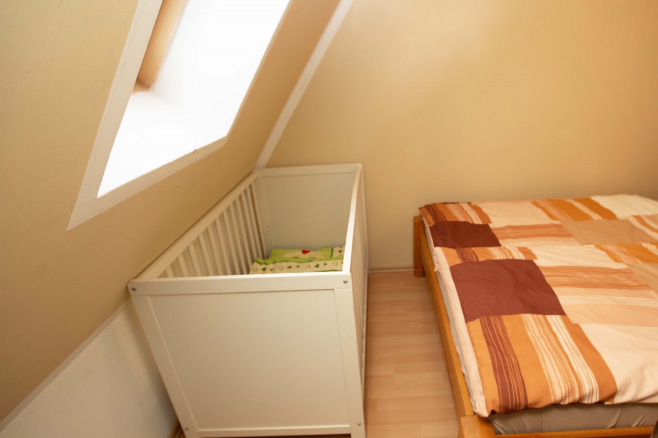 Bauernhof Wittower Fähre Vaschvitz 3 Raum Ferienwohnung Insel Rügen Elternschlafzimmer mit Doppelbett und Reisebett