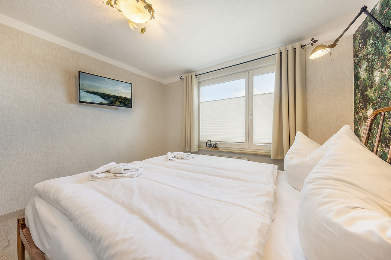 Ferienwohnung Inbselglück Seebad Binz Insel Rügen Schlafzimmer mit Doppelbett und TV