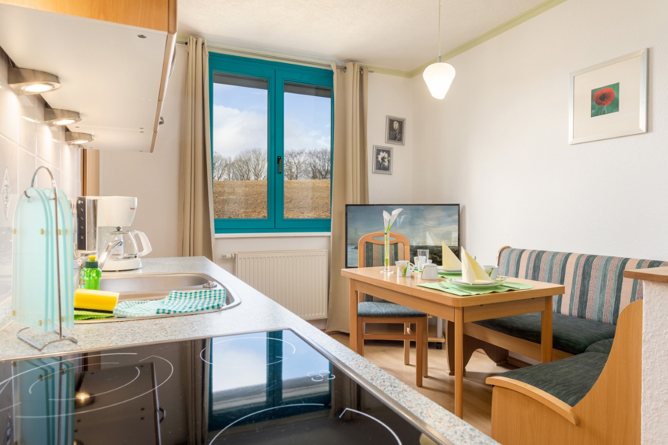 Ferienwohnung Hermeline Seebad Binz Insel Rügen ruhige Lage Küchenzeile mit Essbereich