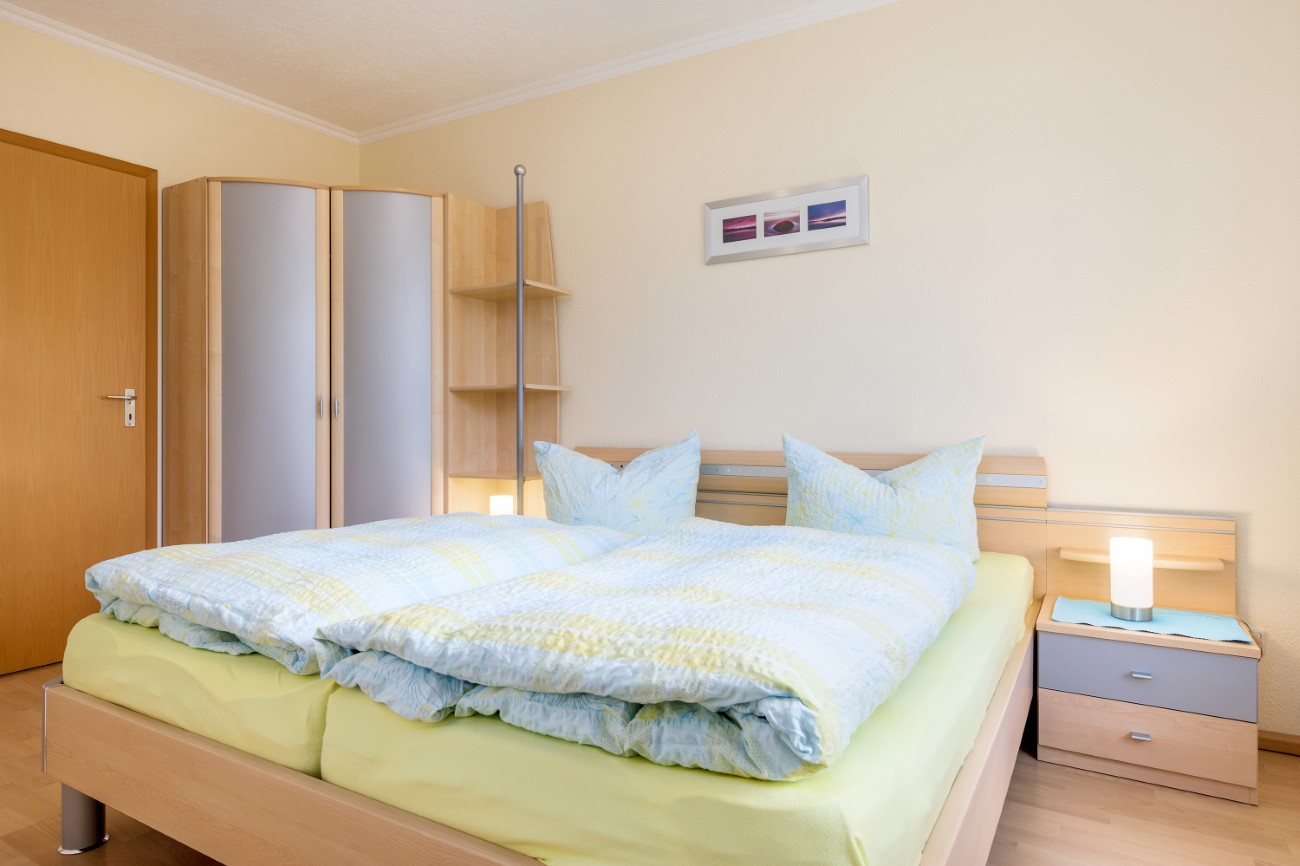 Ferienwohnung Hermeline Seebaad Binz auf Rügen Schlafzimmer mit Doppelbett