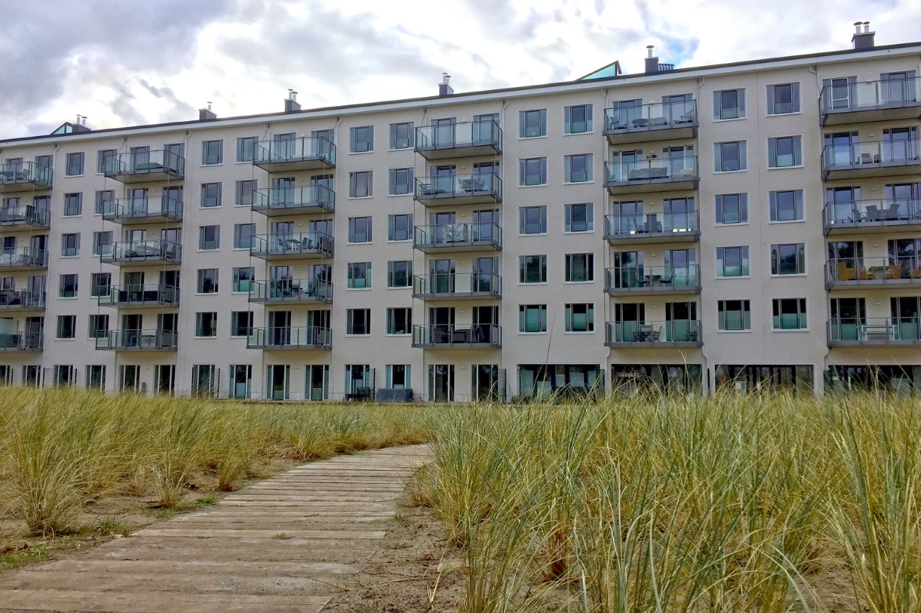 Apartmenthaus Arkona Block 3 Appartement Seestern Prora Insel Rügen Hausansicht mit Fahrstuhl