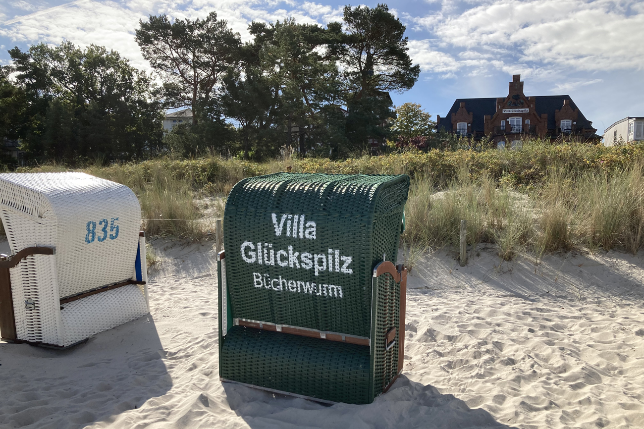 Fewo Bücherwurm in Binz mit Strandkorb am Strand