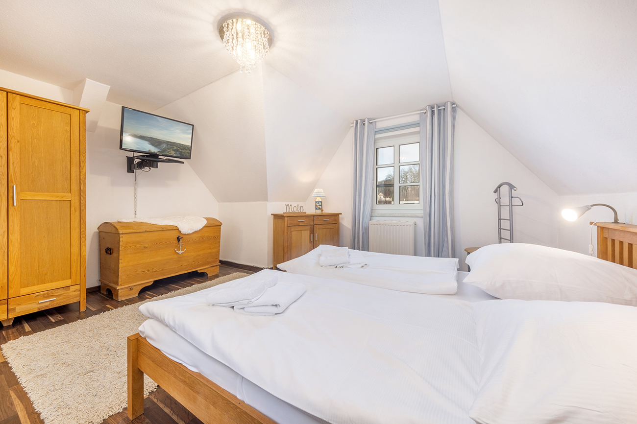 Haus Godewind Apatment Inselliebe Ostseebad Binz Insel Rügen Schlafzimmer mit TV