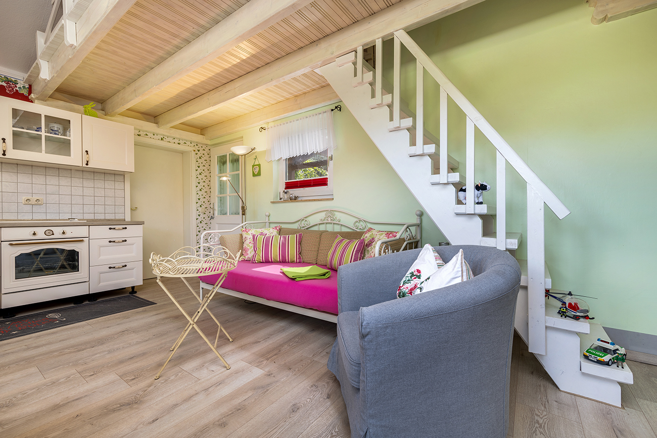Ferienhaus Gans Schön in Lubkow auf Rügen - Wohnzimmer mit Treppe zum Hochbett