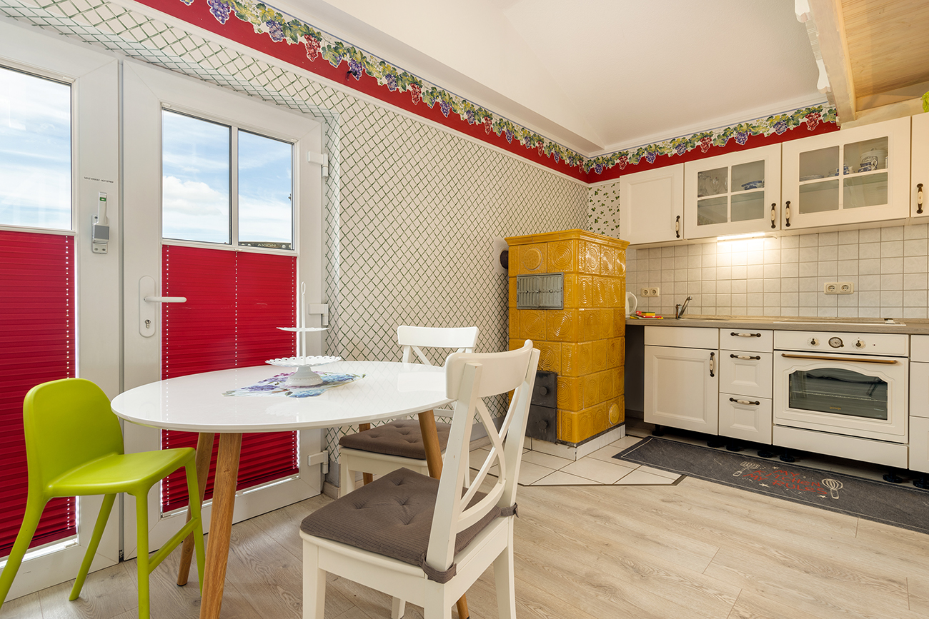 Ferienhaus Gans Schön in Lubkow auf Rügen - Wohnzimmer mit Küchenzeile
