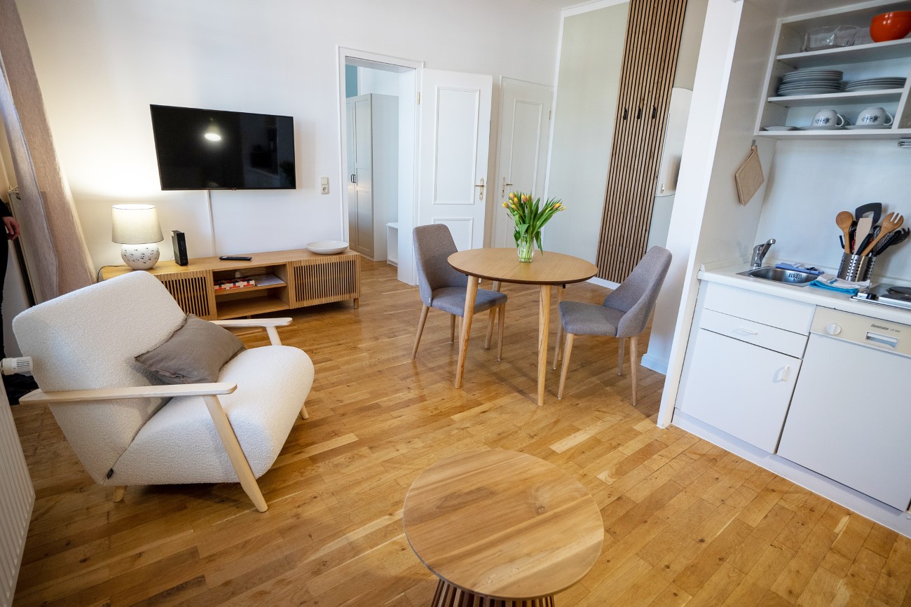 Ferienwohnung 2 in der Villa Alba in Binz auf Rügen Wohnzimmer renoviert