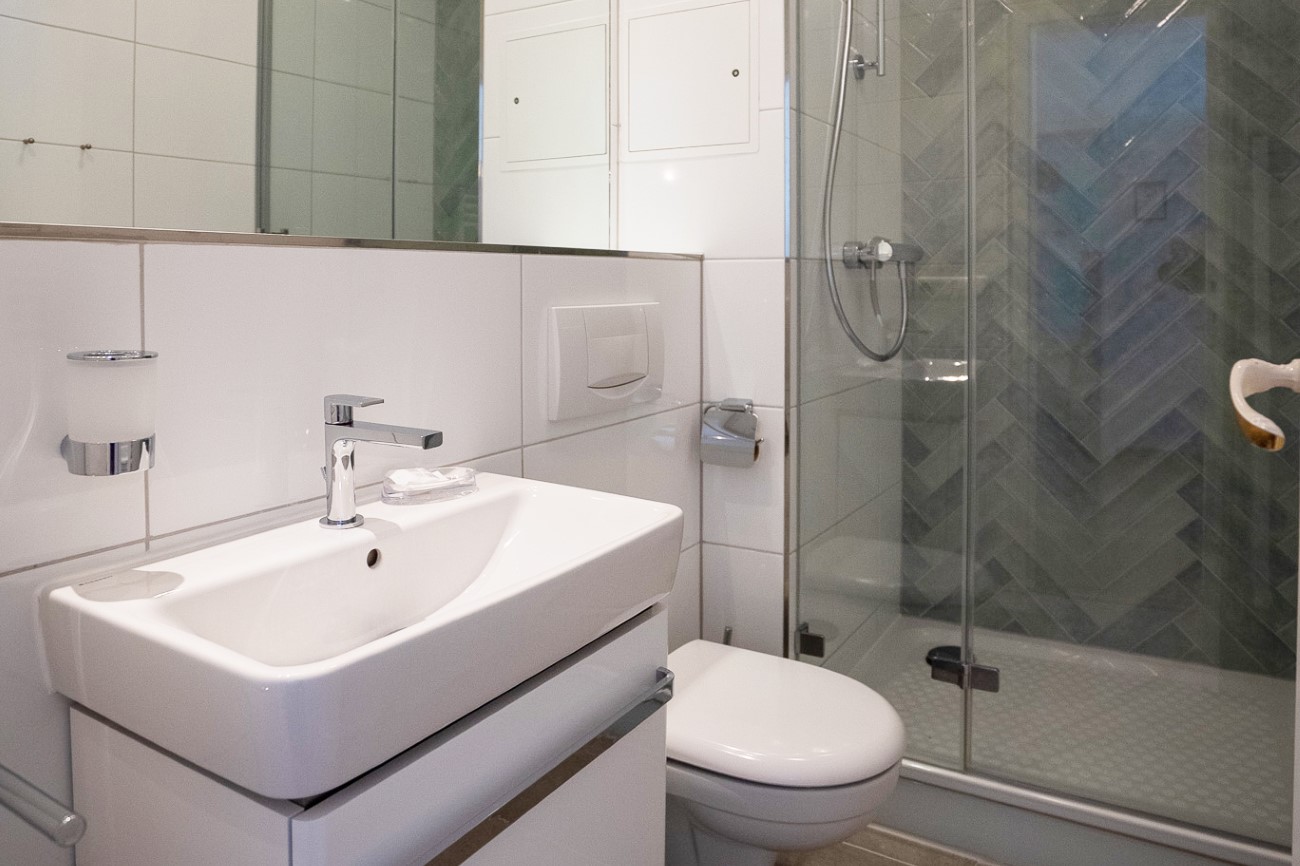 Villa Alba Unterkunft Cosima Nr. 6 Ostseebad Binz Insel Rügen neues Bad mit Dusche