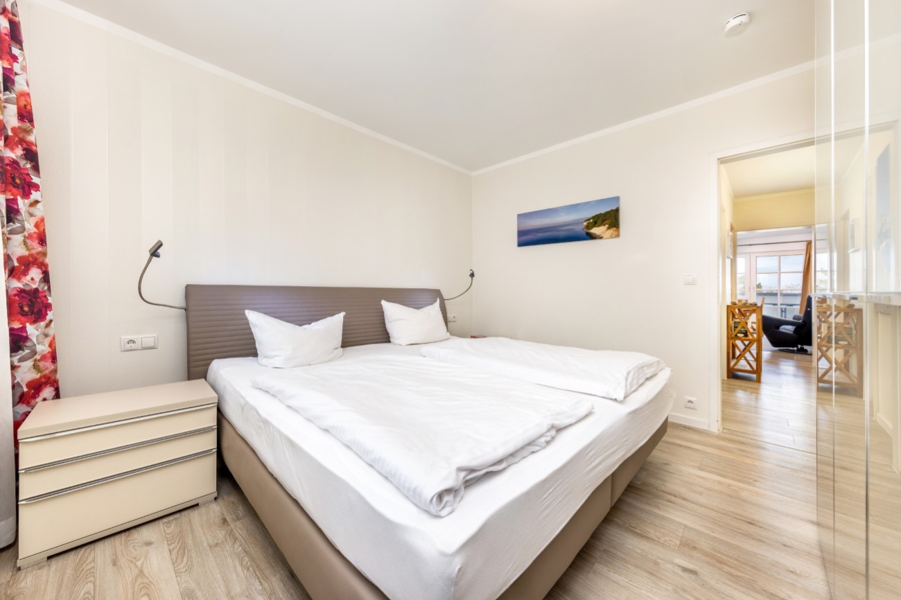 Aparthotel Ostsee in Binz auf der Insel Rügen - Ferienwohnung Meeresfreude - Schlafzimmer mit Doppelbett