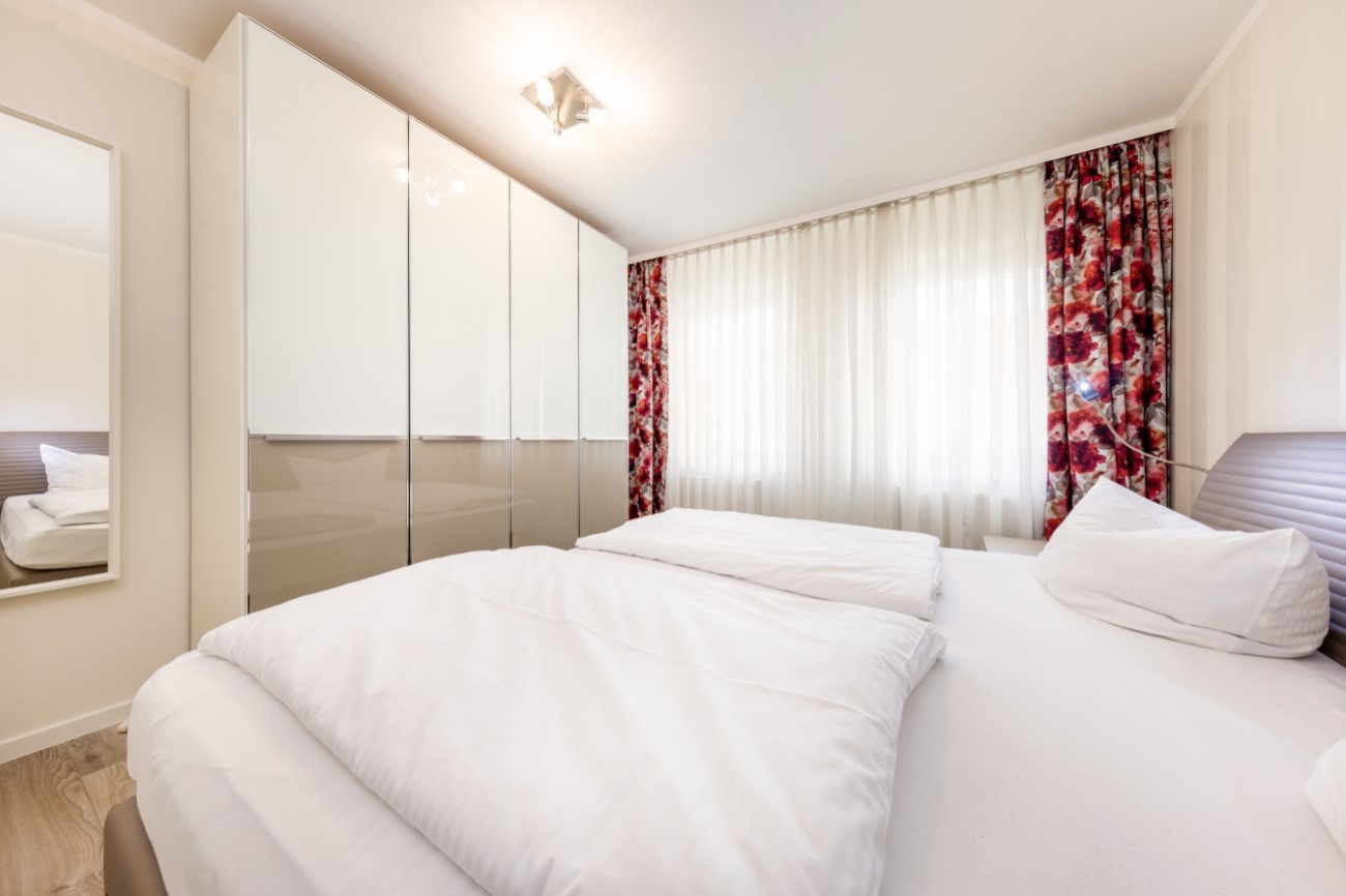 Aparthotel Ostsee in Binz auf der Insel Rügen - Ferienwohnung Meeresfreude - Schlafzimmer mit großem Kleiderschrank